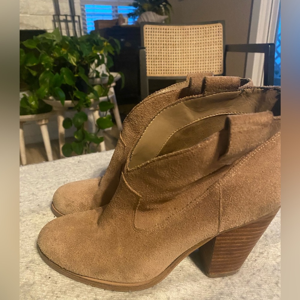 Suede brown Vince Camuto boots. Size 7 1/2 Heel 3” lightly used with some scuffs